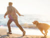 Hund mit Besitzer am Meer