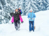 Familie beim Winterwandern im Schnee